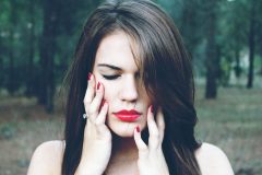 ニキビを治すためには、メイクとヘアスタイルを見直すことが必要!?