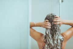シャンプー後のヘアケアって「リンス」と「トリートメント」どっちがいいの?
