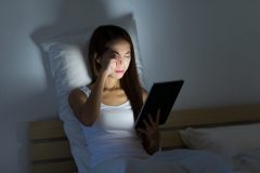 スマホやパソコンの使い過ぎ!眼精疲労からくるニキビの原因とは?