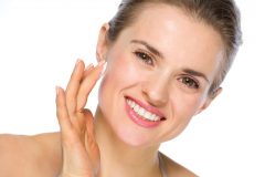 40代以降にできる大人ニキビの原因とは?更年期は肌荒れしやすい!?