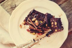 チョコレートやナッツが原因でニキビができる?ニキビには関係ない?