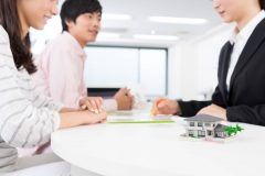 大手不動産会社と地場の不動産会社。売却を任せるならどっち?