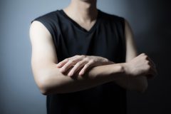 指毛が濃い人の手入れの方法は?抜く・剃る・脱毛のどれがいいの?