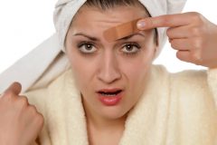 眉間・眉毛ニキビの原因と対処法とは?生活習慣や頭痛とも関係がある!?