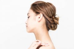 首やうなじのしこりニキビが治らない!男女別の原因とケア方法を紹介
