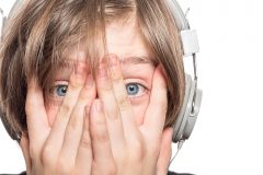 10代(中学生・高校生)で抜け毛に悩む人急増中?!原因はなに?