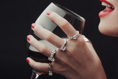 歯の黄ばみの原因となる食べ物、飲み物は?予防して白い歯をキープ!