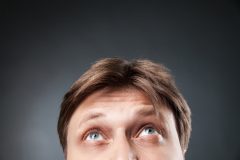 つむじ・頭頂部の薄毛が気になる…!「つむじハゲ」の原因と対策方法