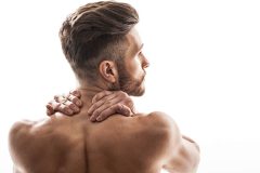 急に抜け毛が増えたのは肩こりが原因?もしかしたら肝臓の病気かも?!