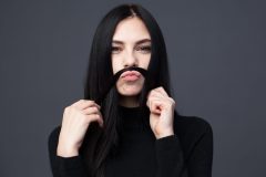 女性も抜け毛に悩んでる人多数!全体的に髪の毛のボリュームがなくなる原因は?