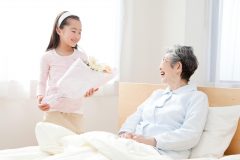意外と知らないお見舞いのマナー。祝儀袋の選び方や金額の相場は?