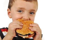 栄養不足は髪の毛の敵!その食生活が薄毛を進行させているかも!?