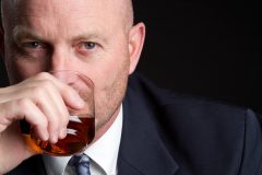 飲酒で薄毛になる?!大事な髪の毛のためにアルコール摂取は控えめに!