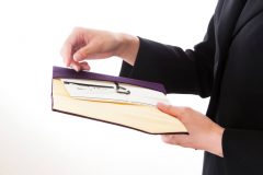 香典返しはどのようにする?品物や時期、一般的な相場まで解説