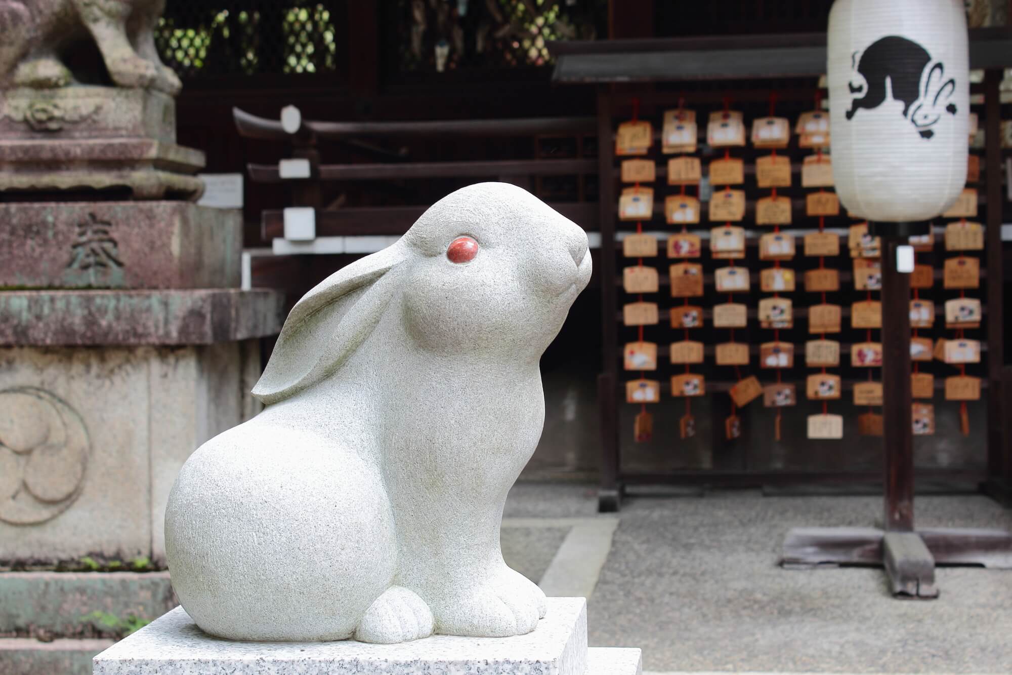 京都の岡崎神社　子授けうさぎ像