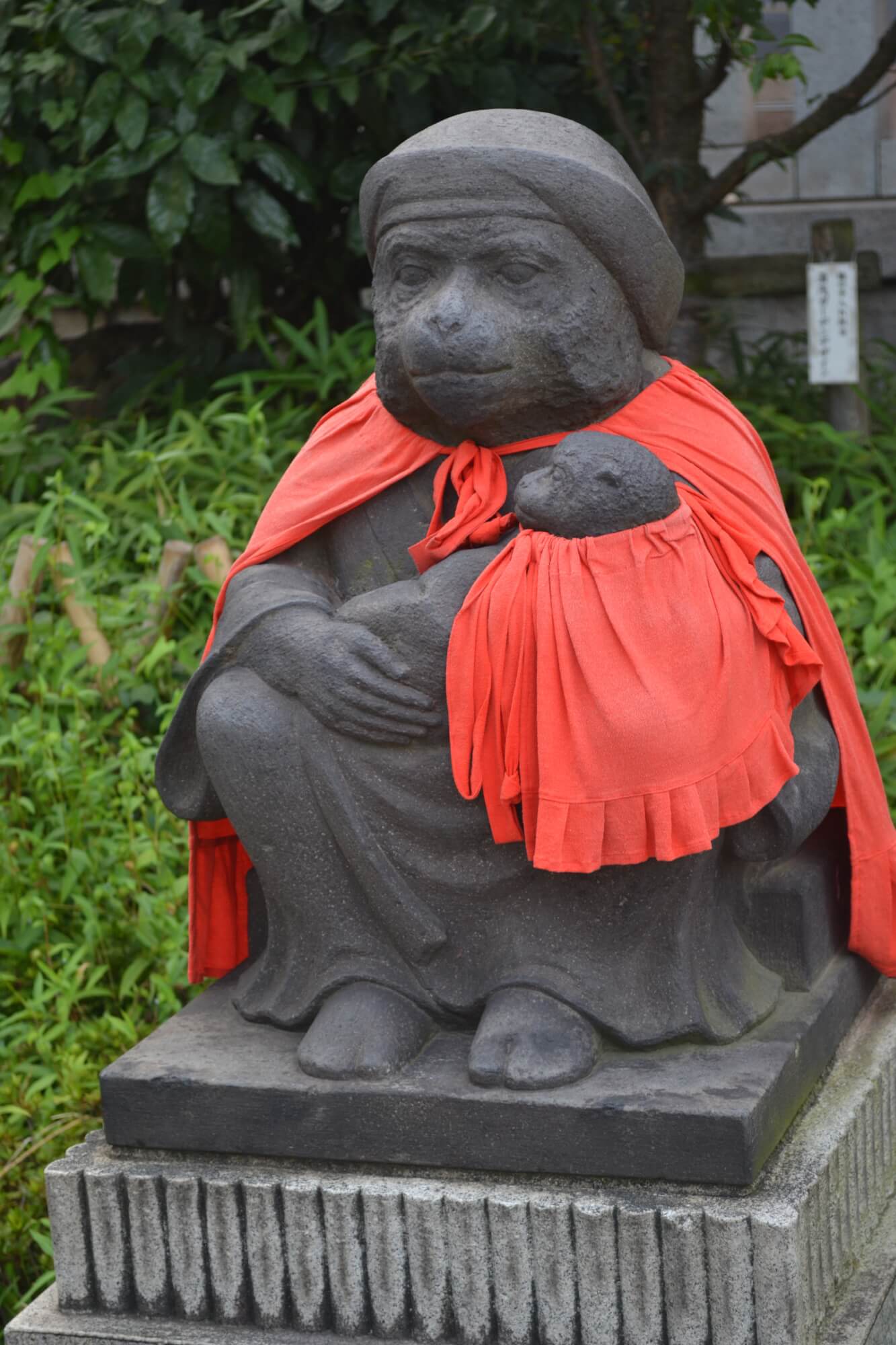 日枝神社　夫婦猿の像