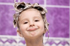 その間違ったヘアケアが切れ毛・枝毛の原因かも!シャンプーから見直して!