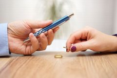 不倫や離婚の慰謝料に税金はかかる?確定申告は必要?