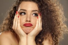 若い人もほうれい線ができる!?原因や対策・予防法を一挙に紹介!