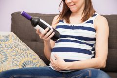 【妊娠中のお酒】飲酒の影響はいつから?アルコール摂取のリスクとは?