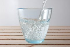 炭酸水は、ダイエットにいいだけじゃない!便秘にも効果◎