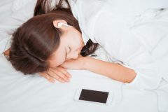 「平日は忙しいから休日は寝だめ」の人必見!正しい寝だめで仕事効率もアップ!