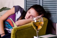 「お酒を飲んだらよく寝れる」?!アルコールが睡眠に与える影響とは?