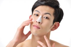 男性の毛穴の角栓や黒ずみの原因は!?化粧品で正しいスキンケアを!