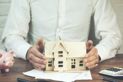 カードローンを利用していると住宅ローンの審査に不利なの?