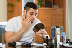 男性は目元のシワ、ほうれい線で年齢がバレる?化粧品でスキンケア対策しよう