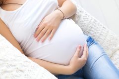 妊娠後期に起きる恥骨痛とは?原因と対策とは?骨盤ベルトは使える?