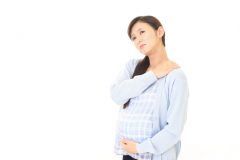 妊娠中の肩こりの原因と解消法とは?市販の湿布は使ってもいい?