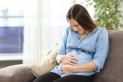 妊娠中は肋間神経痛になりやすい!?肋骨の痛みの原因と対策とは?