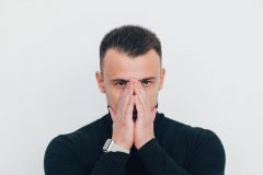 男性だってシミや青ひげを隠したい!ファンデーションとコンシーラーの違いは?