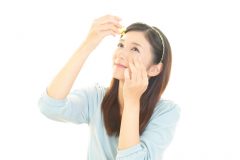 目のかゆみやものもらい…妊娠中に目薬は使えるの?赤ちゃんへの影響は?