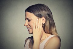キーンと響く、妊娠中の耳鳴りの原因と対策とは?つわりとも関係がある?