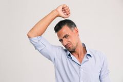大人になってから突然わきが!?いきなり発症する後天性のワキガについて