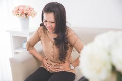 妊娠中のチクチクとした痛みは卵巣の腫れによるもの?手術は必要?