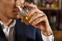 お酒で加齢臭がきつくなる?においが気になる人はアルコールを控えて!