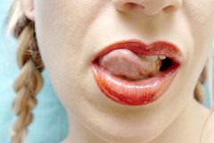 よだれ、ツバが臭いのはなんで?唾液と口臭の関係とにおいを消す方法