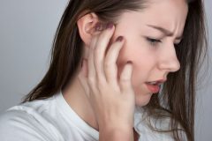 耳のにおいの原因と対策方法は?耳垢がクサイのは体臭にも影響する?!
