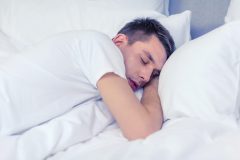 妻・娘に言われた「パパの枕臭い!」イヤな加齢臭、塩シャンプーで予防できる?!