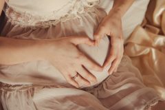妊娠中に結婚指輪を外す時期はいつ?むくんで外れない場合はどうする?