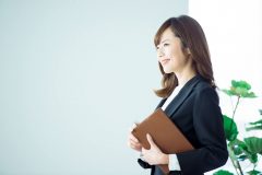 女性が気になる疑問!服装や髪色などで転職に有利・不利はある?