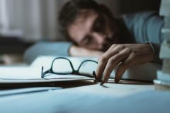 体臭がアンモニアのにおい?!ストレスや疲れからくる「疲労臭」のせいかも!