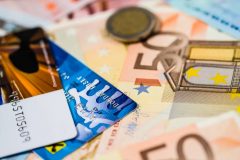 海外留学で役立つ海外専用プリペイドカード徹底比較!クレジットカードとの違いは?