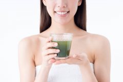 青汁を飲むのは朝食前?夕食後?飲むタイミングで効果は変わるの?