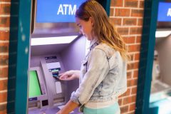 留学中でも安心!海外ATMで現金引出しOK!!おすすめVisaデビットカード比較