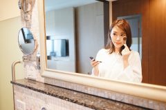 ツヤ肌美人になるには?美肌の秘訣やツヤ肌メイクの作り方をご紹介。