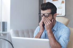 女性だけじゃない!男性も悩める目元のクマ・・・原因と治し方は?